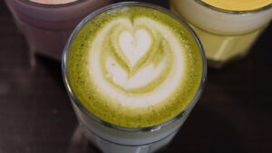 Lee más sobre el artículo ¿Por Qué el Matcha Está de Moda? Beneficios y Razones para Probarlo